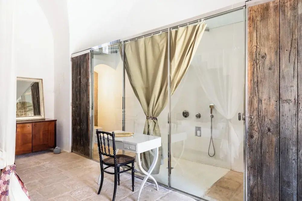 Moderner Duschbereich mit Glaswänden in einem luxuriösen Zimmer