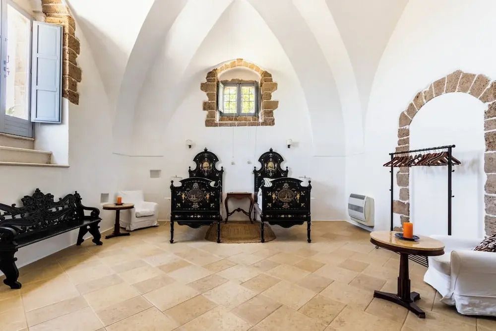 Helles Zimmer mit gewölbter Decke und antiken Möbeln im traditionellen Stil.