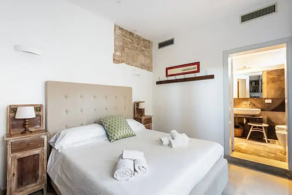 Gepflegtes Zimmer mit Doppelbett und einzigartiger Wandgestaltung