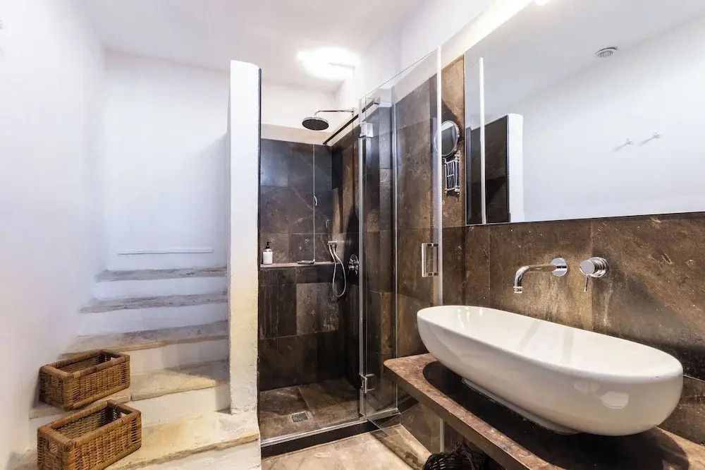 Modernes Badezimmer mit Regendusche und großem Waschbecken