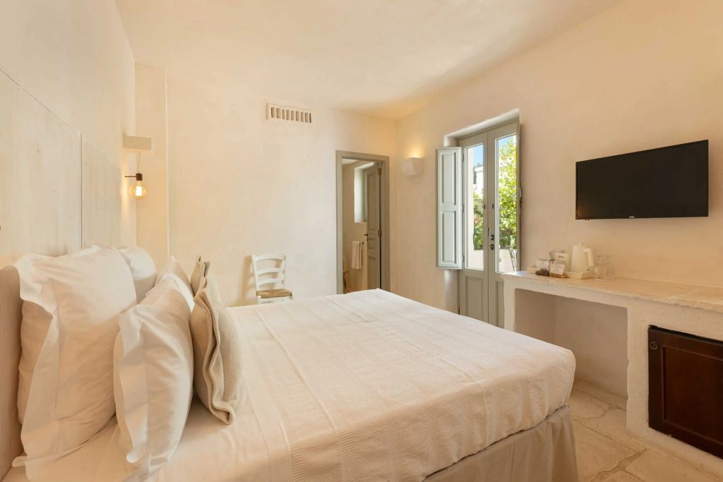 Standard-Doppelzimmer mit elegantem Interieur und Blick auf den Garten.