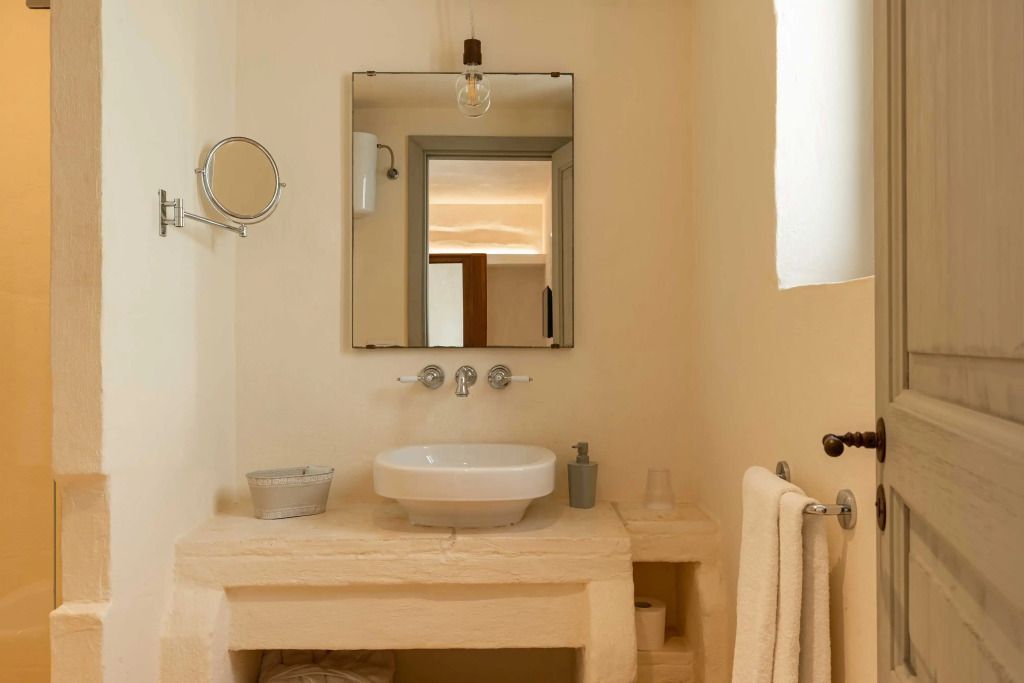 Modernes Badezimmer mit elegantem Waschbecken und Spiegel.