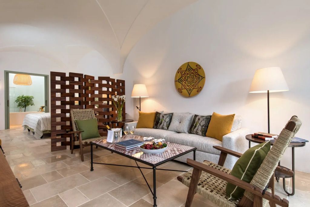 Elegantes Wohnzimmer einer Suite mit gemütlichen Sitzmöbeln und stilvollen Dekorationen
