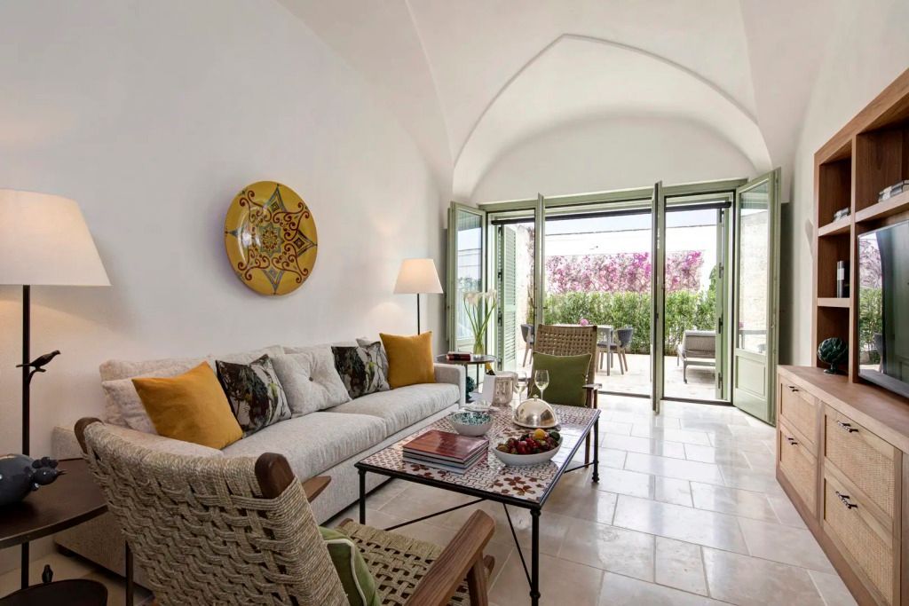 Heller Wohnbereich mit Zugang zu einer privaten Terrasse mit üppiger Bepflanzung