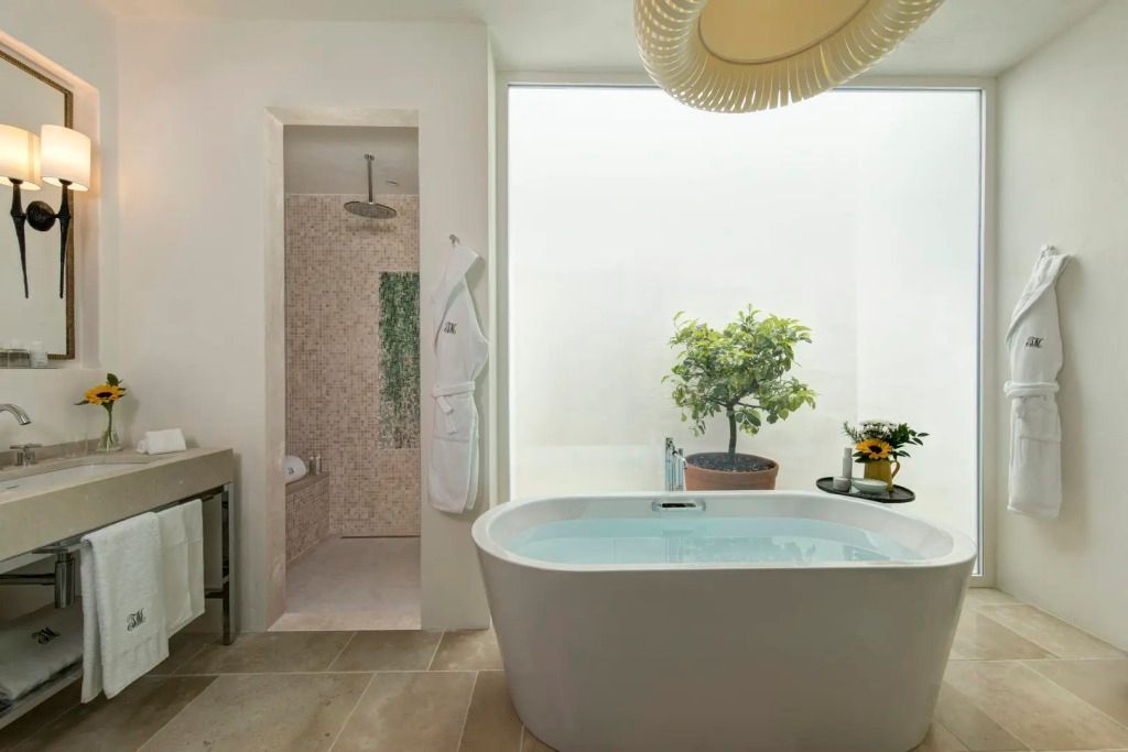 Luxuriöses Badezimmer mit freistehender Badewanne und moderner Ausstattung