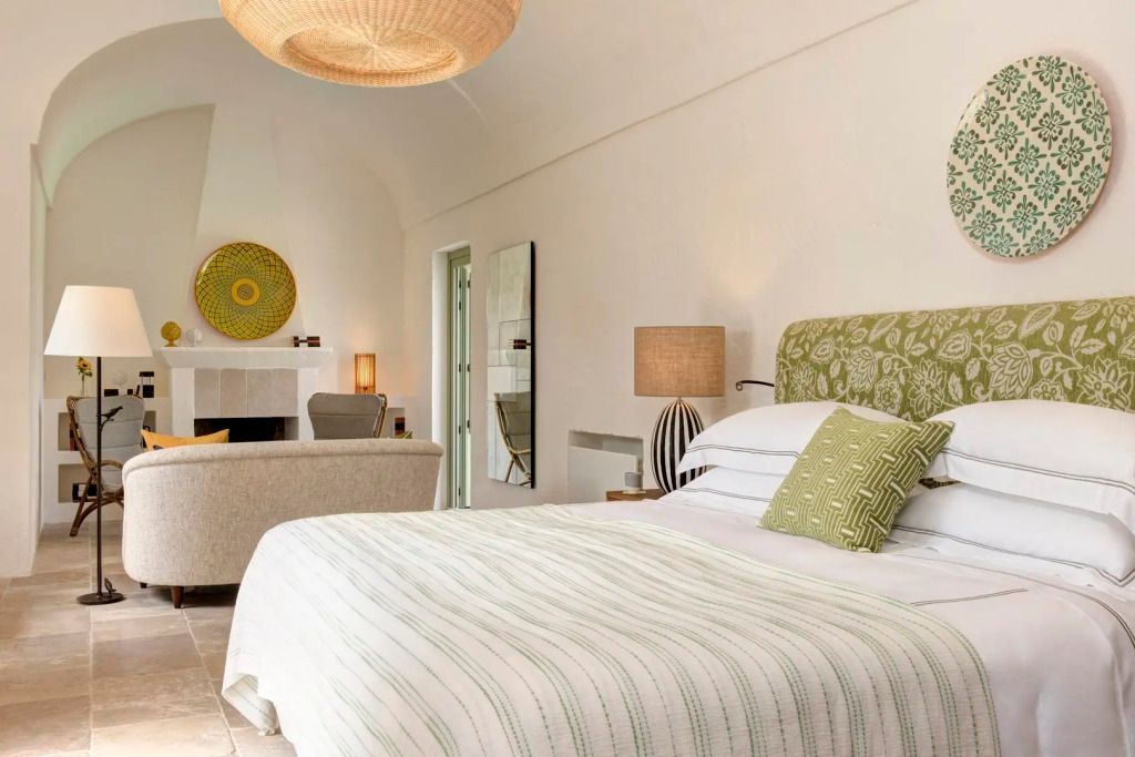 Helles Schlafzimmer mit großem Doppelbett und eleganter Dekoration