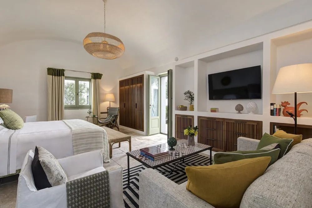Luxuriöses Wohnzimmer im Familienzimmer mit Sofa, TV und stilvollen Möbeln