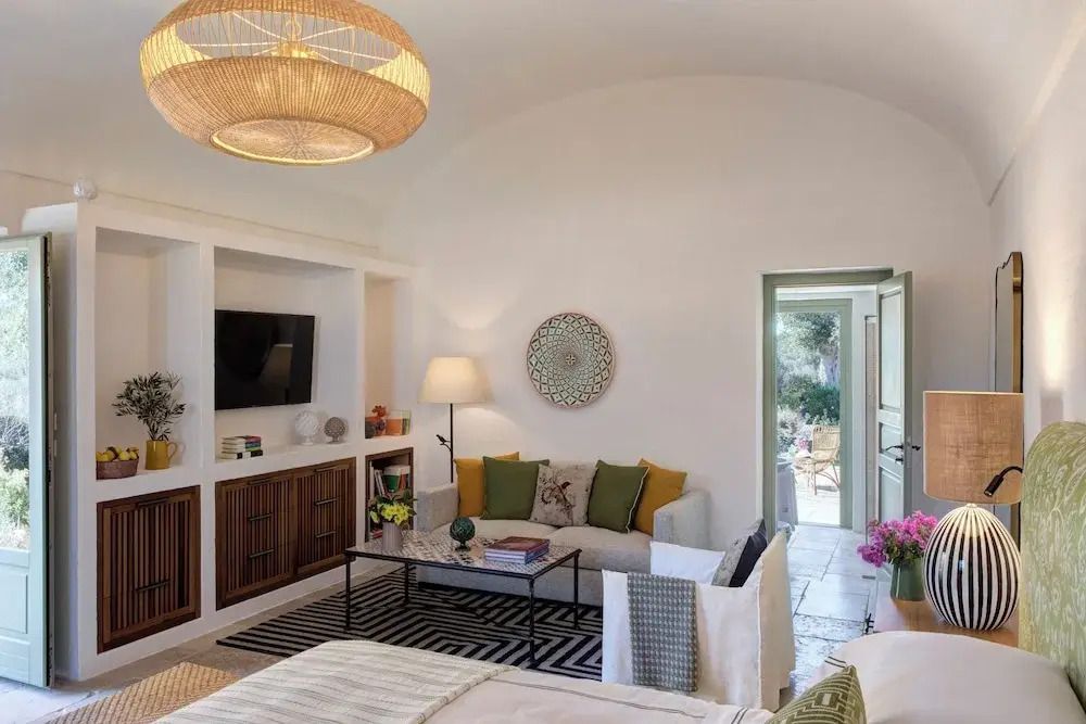 Modernes Zimmer mit komfortablem Sofa und Zugang zur Terrasse