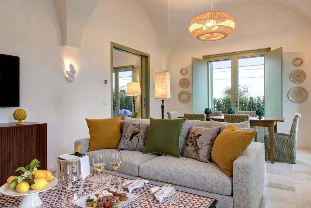 Gemütlicher Wohnbereich mit eleganten Sofas und modernen Akzenten in der Suite