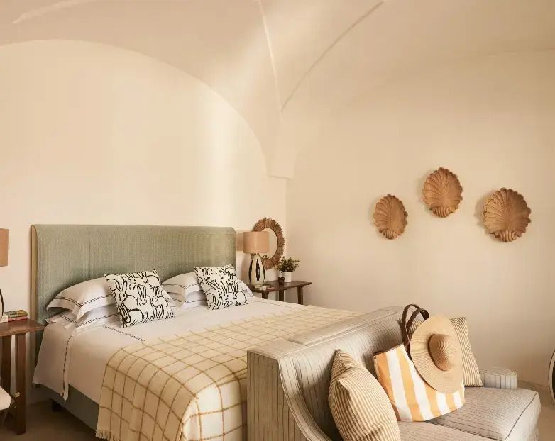 Geräumiges Schlafzimmer in der Itria Suite mit Doppelbett und eleganter Dekoration