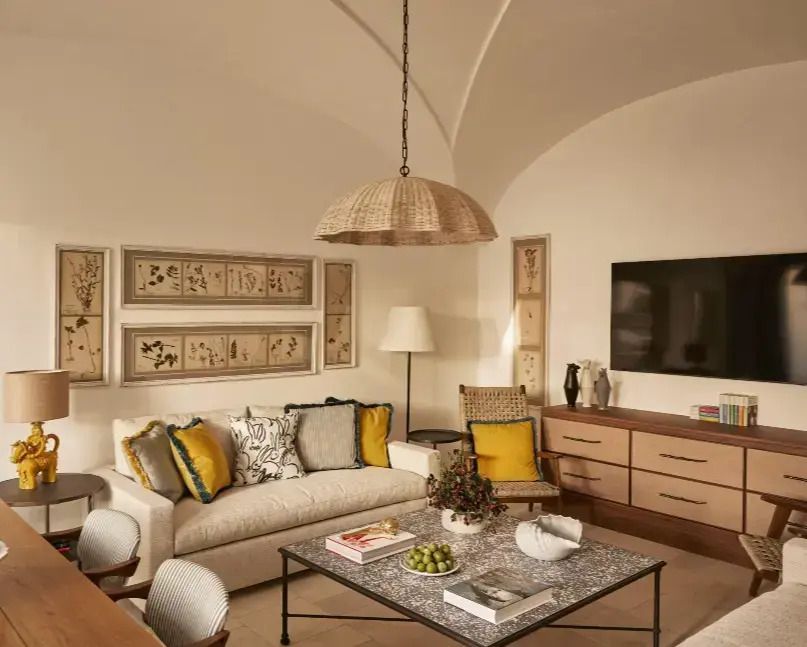 Wohnbereich der Itria Suite mit stilvoller Einrichtung und gemütlichem Ambiente