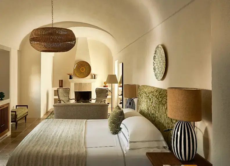Elegantes Schlafzimmer mit gewölbter Decke, Kamin und stilvoller Dekoration
