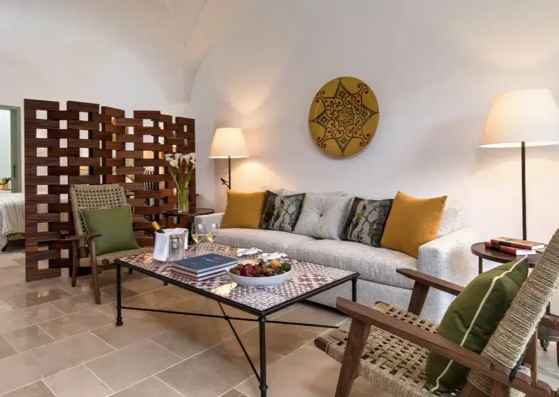 Gemütlicher Wohnbereich mit eleganter Sofa-Dekoration und Tisch