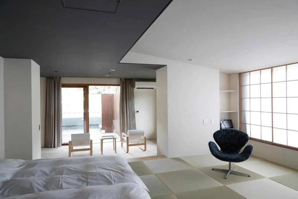 Geräumige Junior-Suite mit Tatami-Matten und minimalistischem Design.