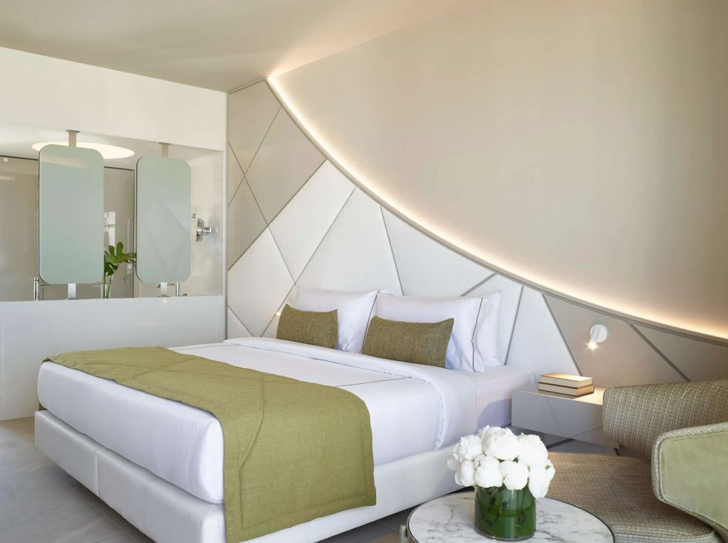 Modern eingerichtetes Doppelzimmer mit stilvollem Design und subtiler Beleuchtung