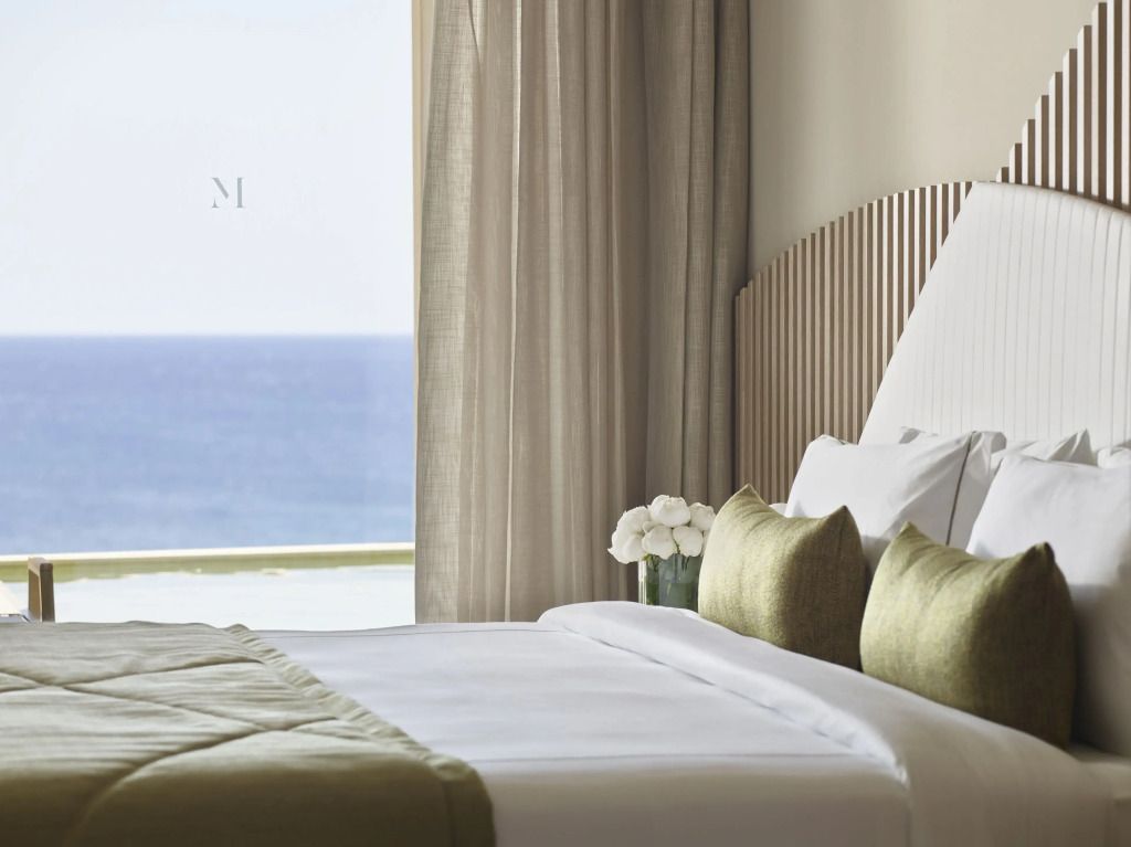 Harmonisches Doppelbettzimmer mit direktem Blick auf das Meer
