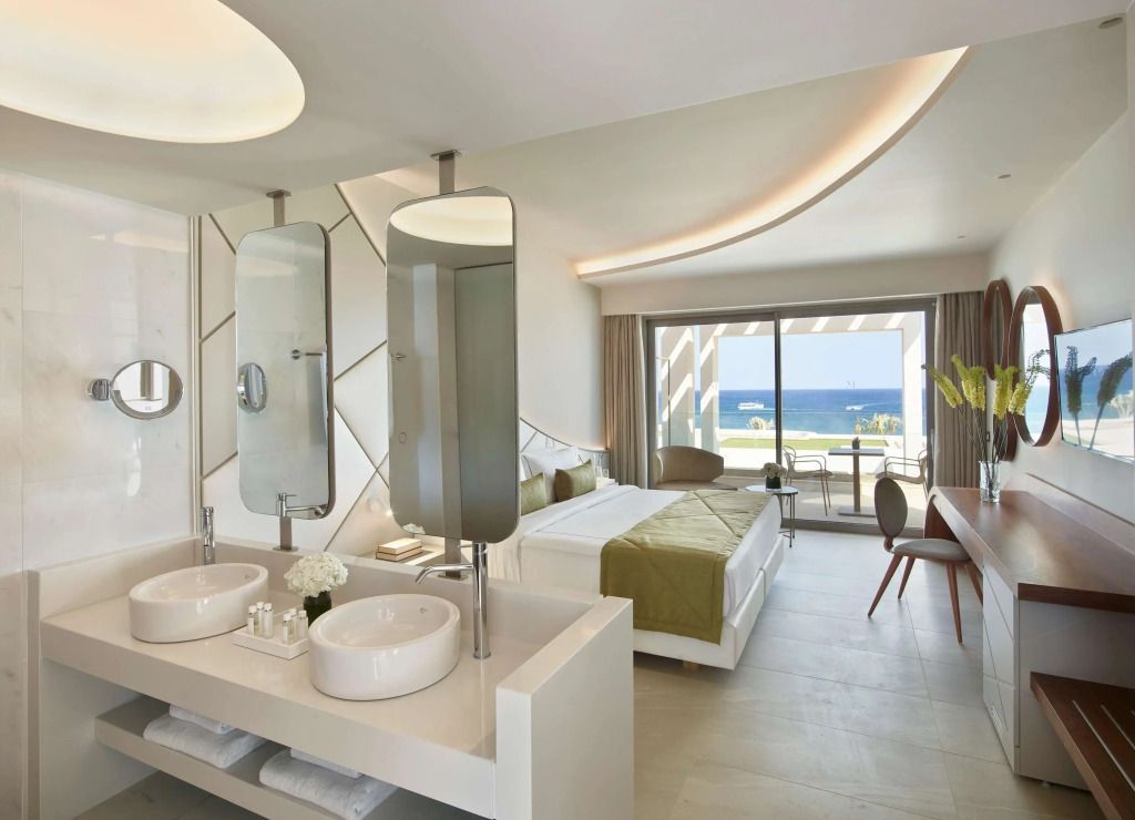 Geräumiges Zimmer mit eleganter Innenarchitektur und Meerblick-Terrasse