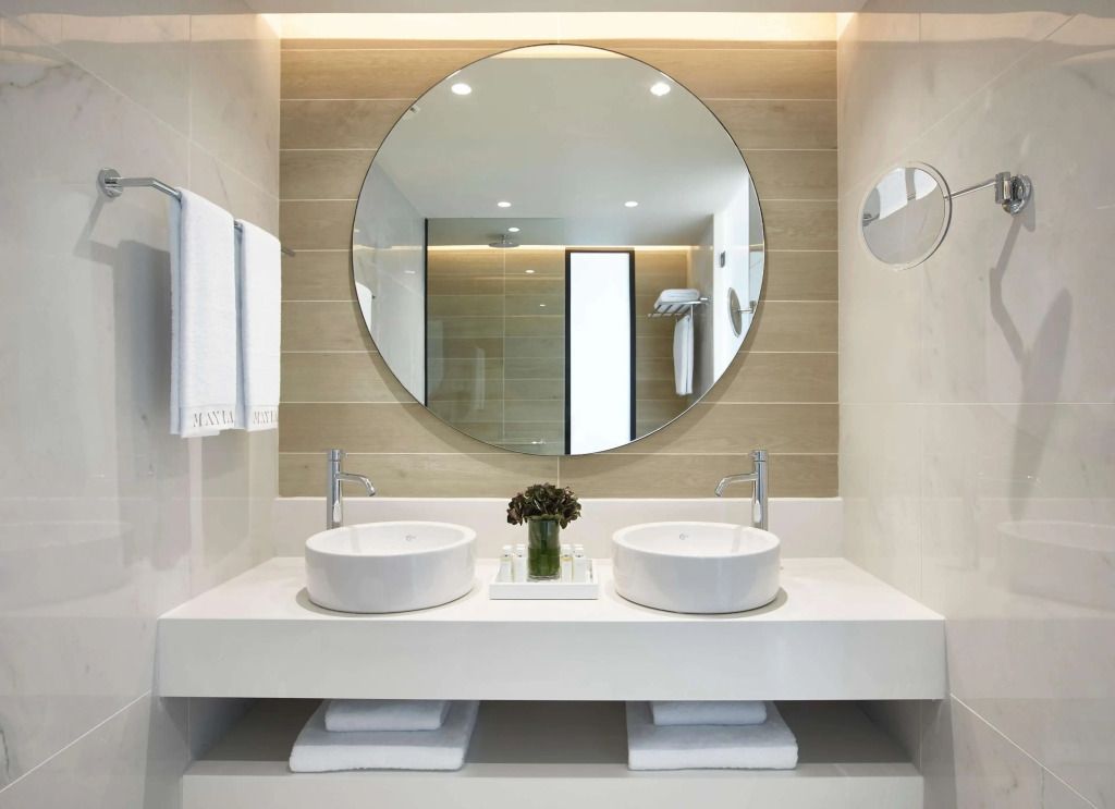 Luxuriöses Badezimmer mit Doppelwaschbecken und edlem Design