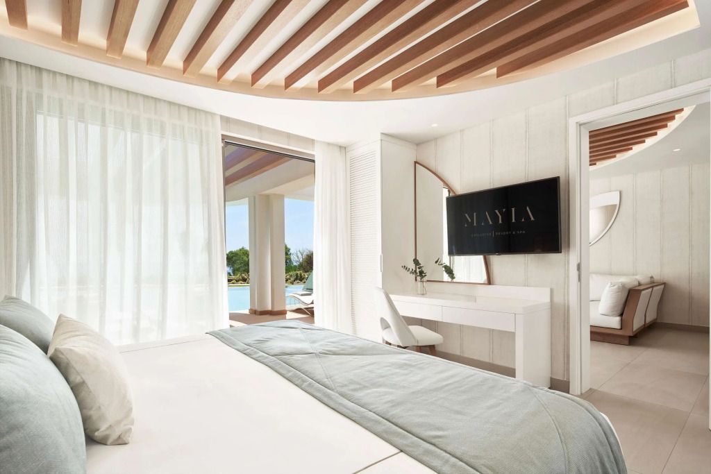 Helles Zimmer mit Schreibtisch und Blick auf privaten Pool und Meer