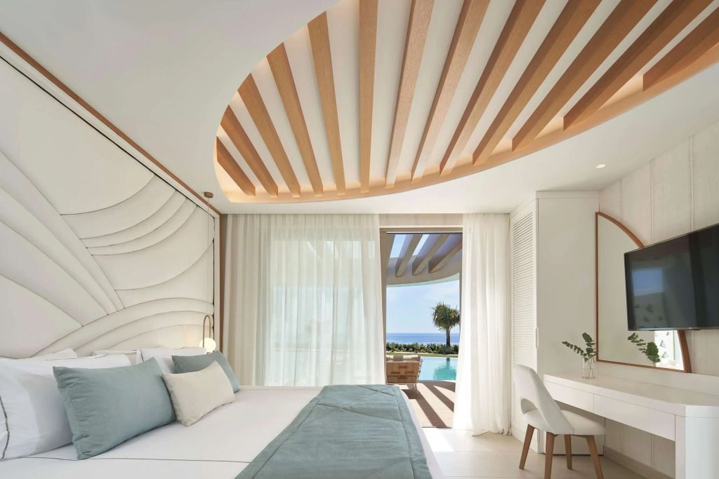 Moderner Schlafbereich mit Holzdecke und Zugang zur Terrasse mit Pool