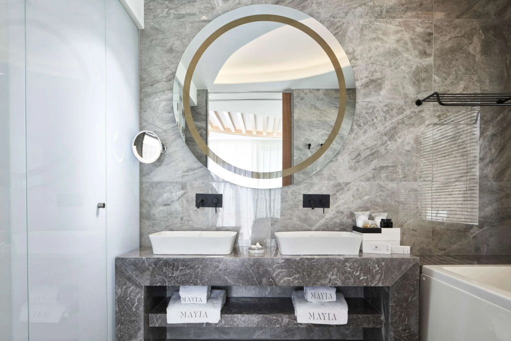 Modernes Badezimmer mit stilvollem Dekor und Doppelwaschbecken