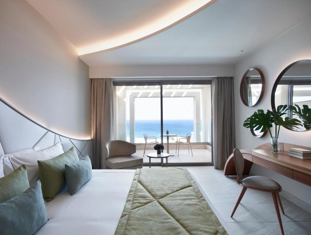 Lichtdurchflutetes Doppelzimmer mit Balkon und Blick auf das Meer