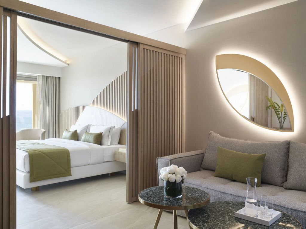 Helles Wohnzimmer mit elegantem Sofa und dekorativer Blumenvasen