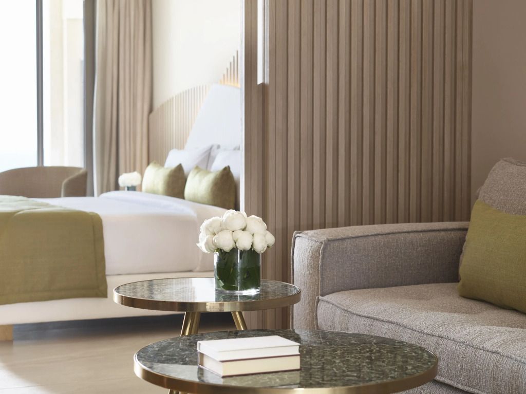 Moderne Details mit Komfortfokus und dekorativer Tischgarnitur