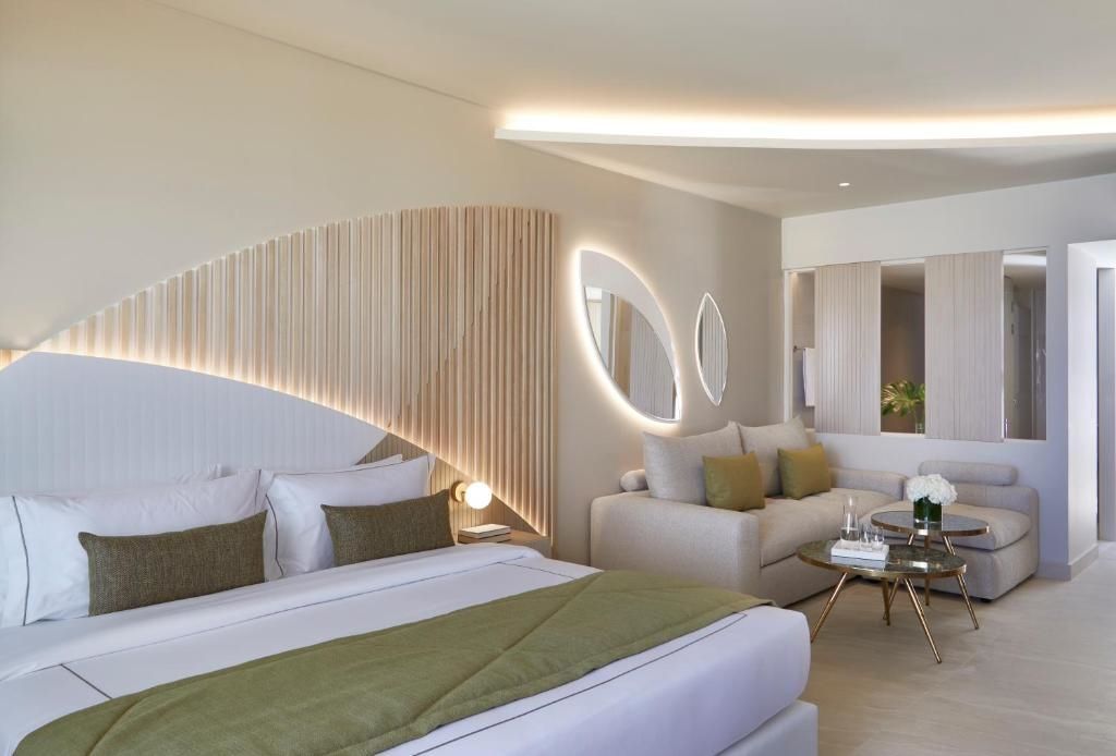 Modernes Hotelzimmer mit Doppelbett, Sofa und stilvoller Beleuchtung