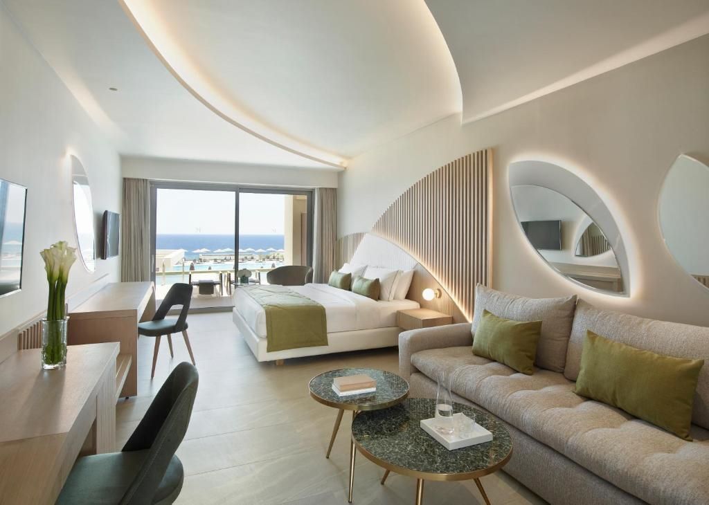 Luxuriöses Zimmer mit Meerblick, Doppelbett und Sitzbereich