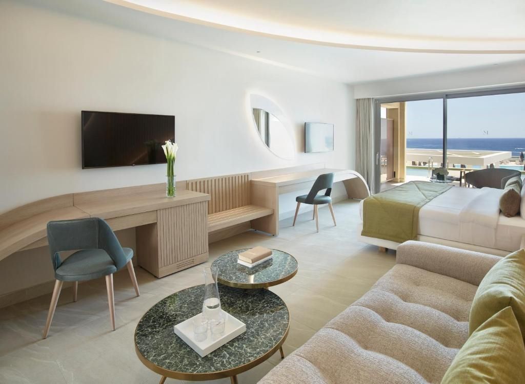 Zimmer mit gemütlicher Sitzecke, Schreibtisch und Meerblick