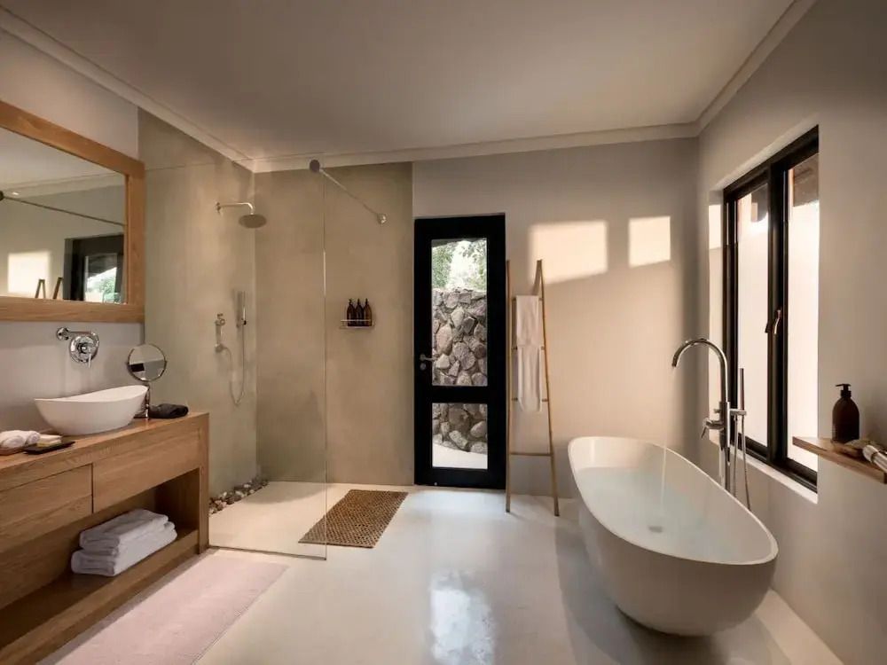 Modernes Badezimmer mit freistehender Badewanne und großer Dusche