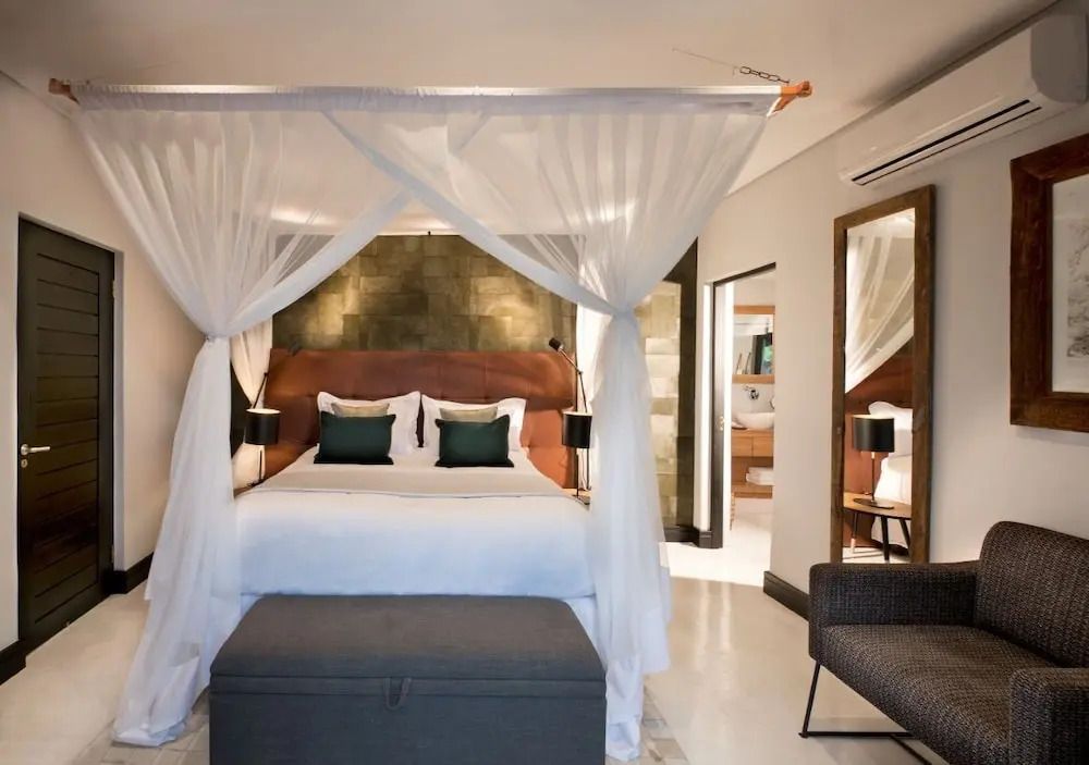 Geräumiges Schlafzimmer mit Himmelbett und eleganter Ausstattung