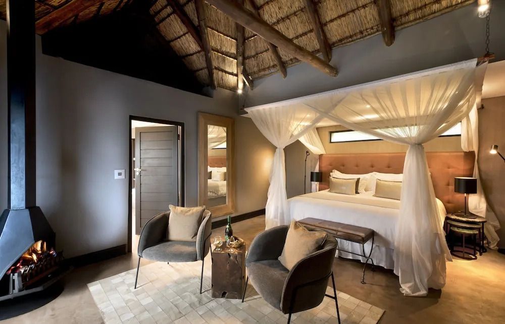 Einladendes Schlafzimmer mit Himmelbett und afrikanischen Designakzenten