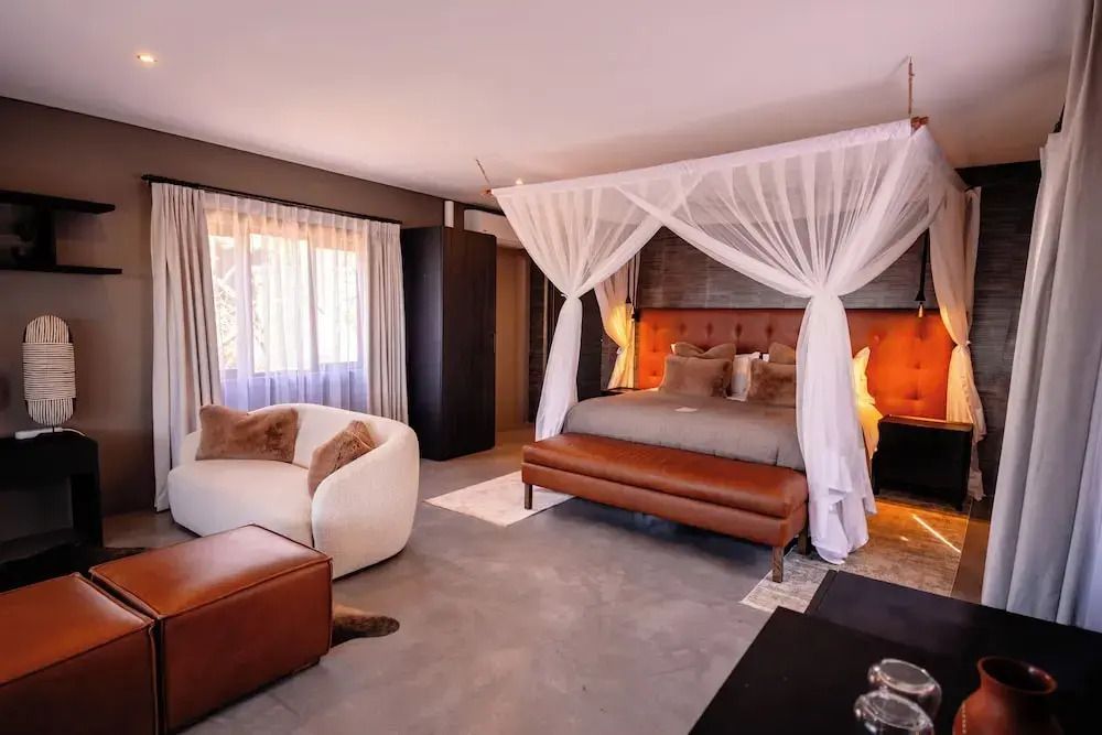 Großes Schlafzimmer mit Baldachinbett und modernem Design