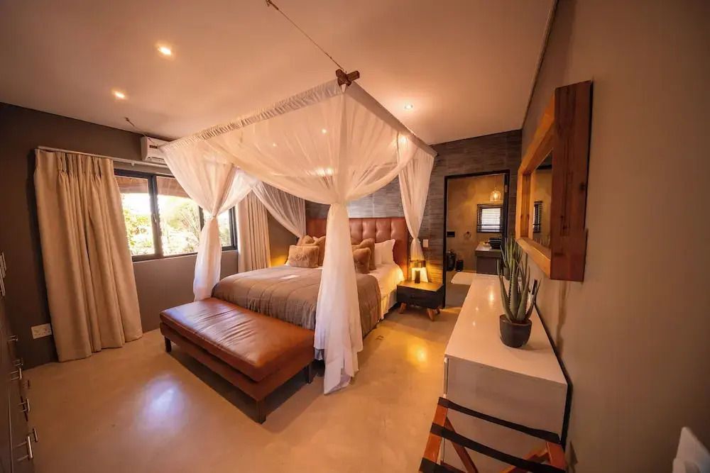 Helles Schlafzimmer mit Baldachinbett und eleganter Ausstattung