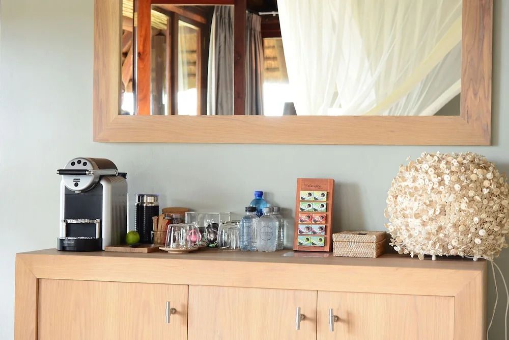 Gut ausgestattete Anrichte mit Kaffee- und Teestation im Zimmer