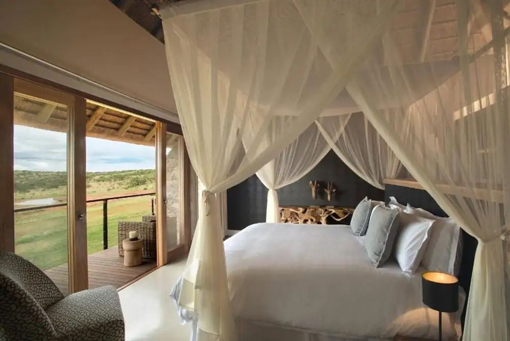 Hauptschlafzimmer in der Villa mit Himmelbett und Blick auf die Terrasse und Landschaft