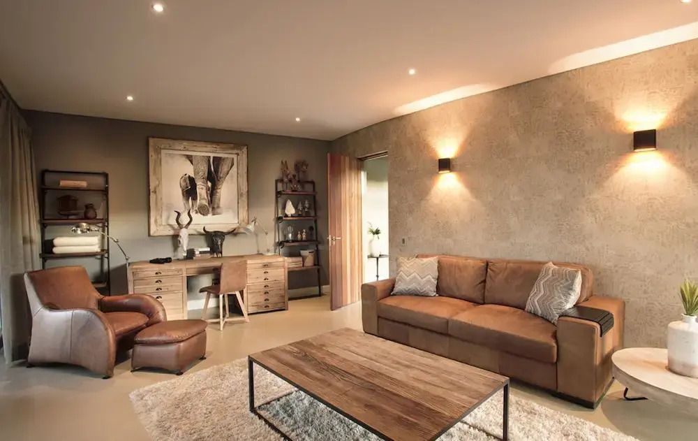 Wohnbereich in der Villa mit Ledersofa und stilvoller Dekoration