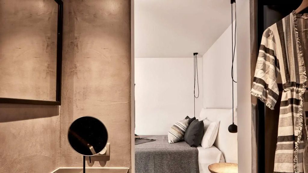Modernes Schlafzimmer mit hängendem Nachtlicht und Spiegel