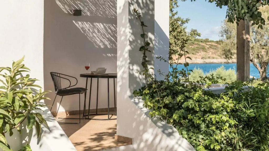 Terrasse mit Sitzbereich und Meerblick im Hintergrund