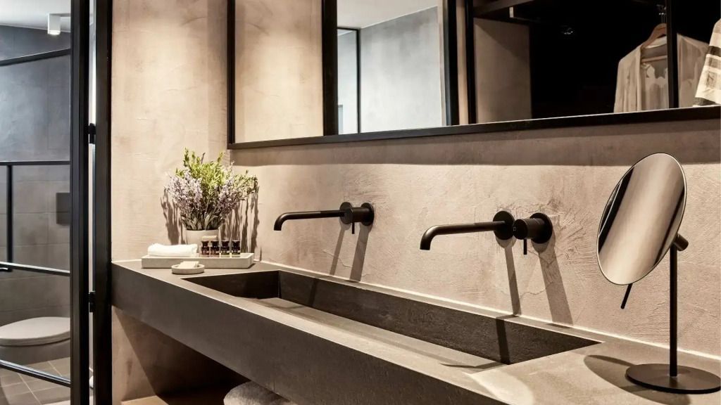 Badezimmer mit modernem Waschbecken und stilvoller Armatur
