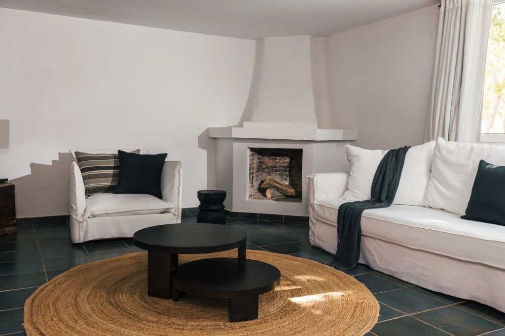 Gemütlicher Lounge-Bereich mit Kamin und modernen Möbeln