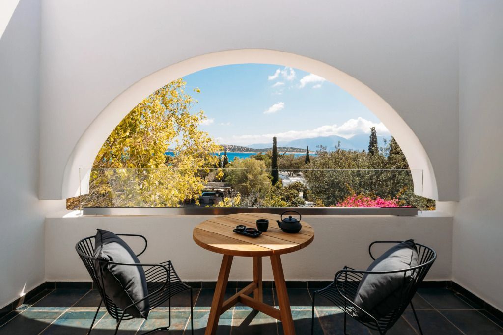 Balkon mit Rundbogenblick auf Meer und Umgebung
