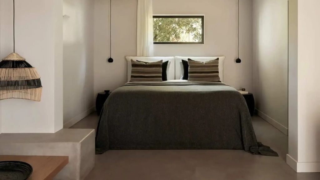 Gemütliches Schlafzimmer mit Doppelbett und minimalistischer Dekoration