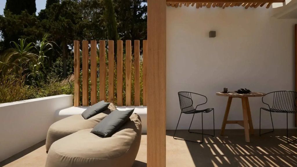 Entspannte Terrasse mit Sitzgelegenheiten und moderner Ästhetik