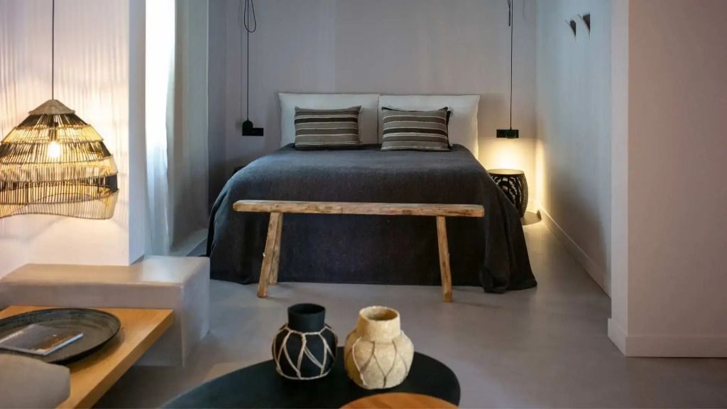 Modernes Schlafzimmer mit Doppelbett und stilvollem Dekor im Minos Beach Art Hotel.