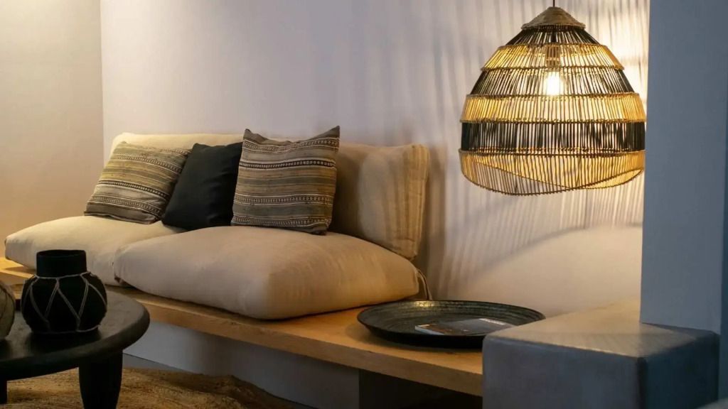 Gemütlicher Loungebereich mit Kissen und stilvoller Beleuchtung im Minos Beach Art Hotel.
