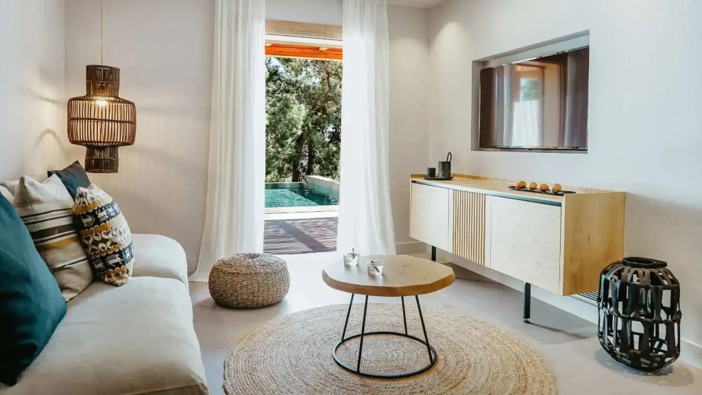 Wohnbereich mit Blick auf den privaten Pool durch große Fenstertüren