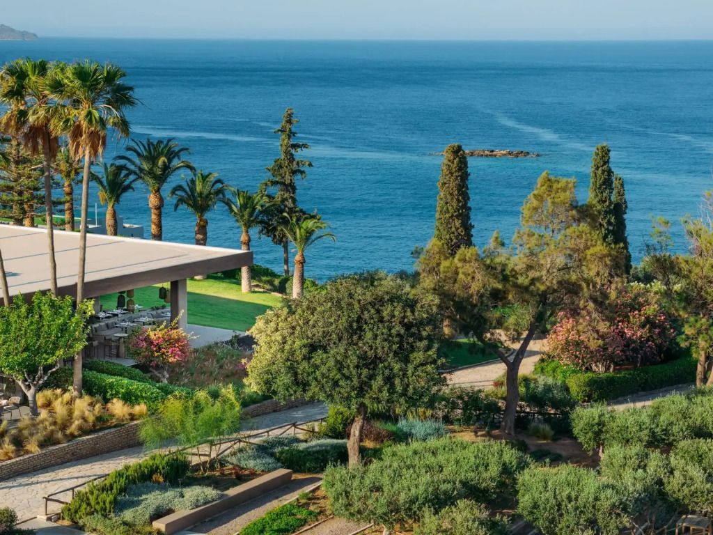 Landschaftsgarten mit Meerblick und mediterranen Pflanzen